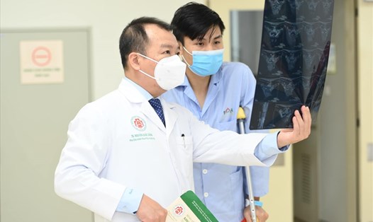 TS Nguyễn Quốc Dũng- Người trực tiếp phẫu thuật cho bệnh nhân. Ảnh: BVCC