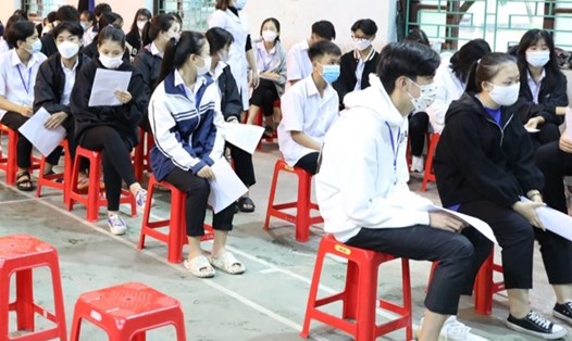 Học sinh THPT trên địa bàn tỉnh Ninh Bình làm thủ tục để tiêm vaccine phòng COVID-19. Ảnh: NT
