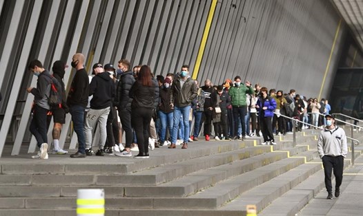 Người dân xếp hàng tại thành phố Melbourne sau thời gian giãn cách dài ngày do dịch COVID-19. Ảnh: AFP