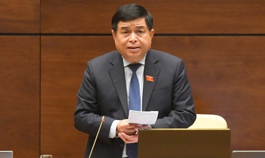 Bộ trưởng Bộ Kế hoạch và Đầu tư Nguyễn Chí Dũng phát biểu giải trình, làm rõ một số vấn đề đại biểu Quốc hội nêu. Ảnh: QH