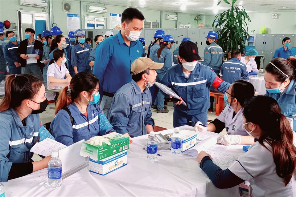 Khám sức khỏe cho công nhân lao động ở Vũng Áng. Ảnh: CĐ.