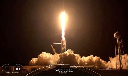 Tên lửa vũ trụ của SpaceX rời bệ phóng. Ảnh: AFP