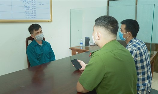 Đối tượng Phạm Minh Tuấn (Đắk Lắk) được lấy lời khai tại trụ sở Công an. Ảnh: T.X