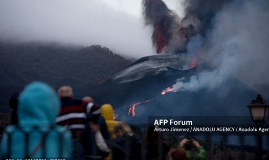 Mọi người đến xem núi lửa Cumbre Vieja trên đảo La Palma phun trào. Ảnh: AFP