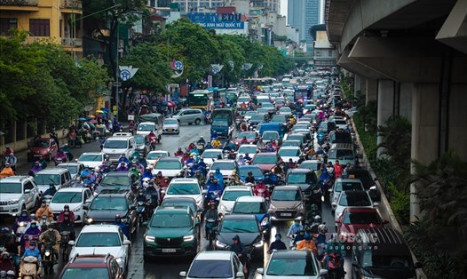 Thông tin về Hà Nội đề xuất thu phí ô tô vào nội đô đang được dư luận quan tâm. Ảnh T.Vương