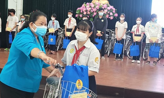 Bà Lê Thị Kim Thúy, Phó Chủ tịch LĐLĐ TPHCM trao xe đạp cho con CNVCLĐ ở quận 5 có hoàn cảnh khó khăn. Ảnh: Đức Long