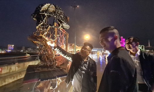 Một tác phẩm tạo hình người thợ lò bằng than và sắt của nghệ sĩ điêu khắc Nguyễn Đức Luận và cộng sự tại triển lãm điều khắc "Halong Zero Waste - Hạ Long không rác thải" tại cảng khách quốc tế Hạ Long (Quảng Ninh). Ảnh: T.N.D