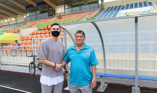 Trung vệ Adriano Schmidt gặp Chủ tịch đội Bình Định Dương Ngọc Hùng vào chiều 30.10. Ảnh: Fanpage CLB Bình Định.