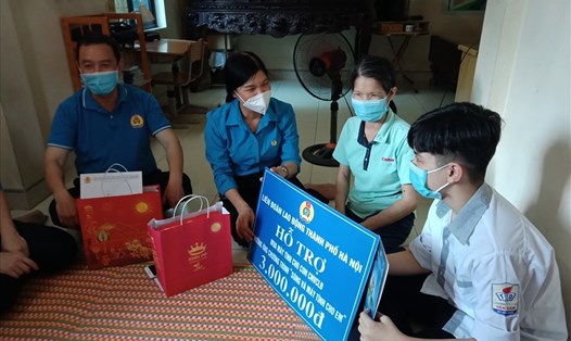 Liên đoàn Lao động Thành phố Hà Nội trao hỗ trợ mua thiết bị học online cho con công nhân lao động. Ảnh: Ngọc Ánh