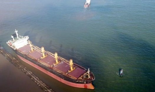 Tàu vận tải Glory Futire bị mắc cạn ở vùng biển Quảng Trị. Ảnh: VH.