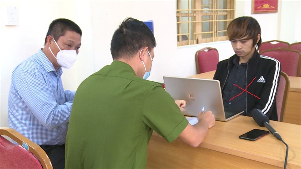 Lực lượng Công an làm việc với Trần Văn Mạnh (áo đen). Ảnh Công an TP.Hải Phòng