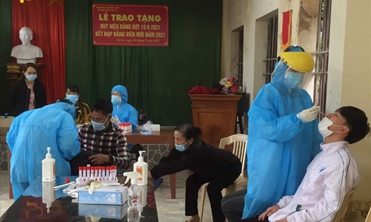Lực lượng y tế khẩn trương truy vết, xét nghiệm các trường hợp có liên quan ca mắc COVID-19 vừa ghi nhận tại huyện Tiền Hải (tỉnh Thái Bình). Ảnh: CTV