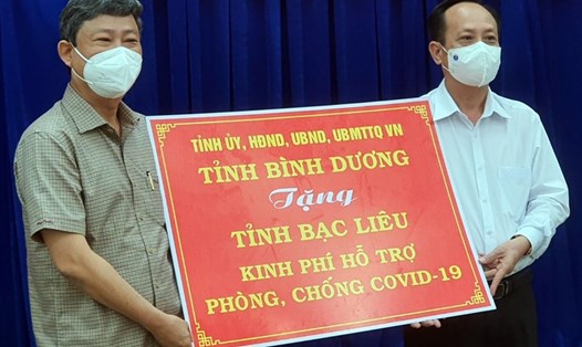 Ông Võ Văn Minh, Chủ tịch UBND tỉnh Bình Dương tặng kinh phí hỗ trợ phòng, chống dịch cho tỉnh Bạc Liêu. Ảnh: Nhật Hồ