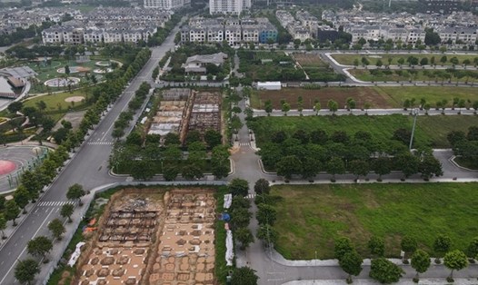 Trong khu đô thị mới Dương Nội do Tập đoàn Nam Cường làm chủ đầu tư, vẫn còn nhiều lô đất trống chưa triển khai. Ảnh: Cao Nguyên