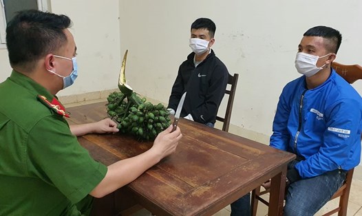Nguyễn Văn Thịnh và Phạm Tuyên cùng buồng cau trộm cắp được tại trụ sở Công an. Ảnh: T.X