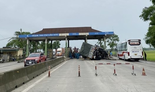 Tai nạn giao thông xảy ra khi xe tải đâm vào trụ Trạm thu phí Cầu Rác dã ngừng thu phí nhưng chưa được tháo dỡ. Ảnh: Trần Tuấn.