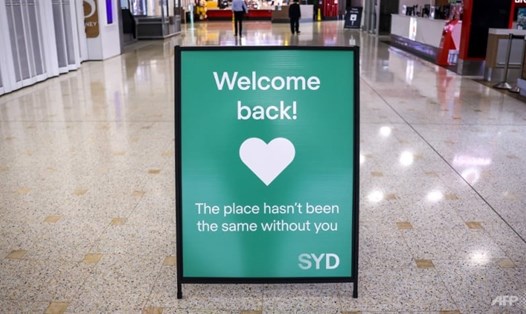 Tấm biển chào đón khách tại sảnh sân bay quốc tế ở thành phố Sydney, Australia. Ảnh: AFP