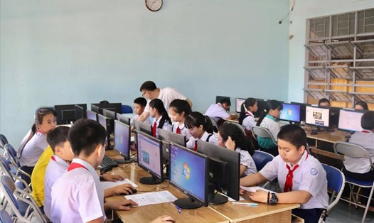 Các em học sinh trường Tiểu học Ngô Mây trong giờ học tin học. Ành TNM