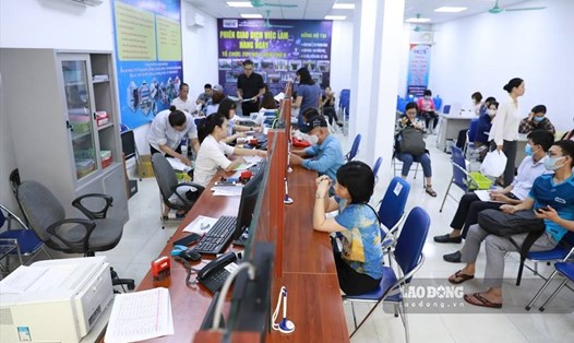 Người lao động đến làm thủ tục hưởng Bảo hiểm thất nghiệp. Ảnh Hải Nguyễn