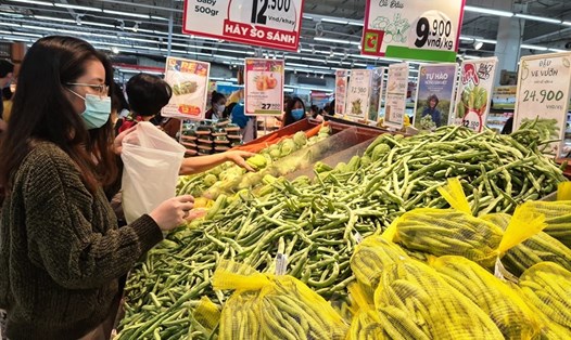Do ký hợp đồng "bao tiêu" từ trước, nên giá rau xanh tại một số siêu thị lớn "mềm" hơn vì mua với mức giá ổn định. Ảnh: Vũ Long