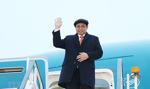 Thủ tướng Phạm Minh Chính đến sân bay Prestwick, Scotland (Vương quốc Anh). Ảnh: TTXVN