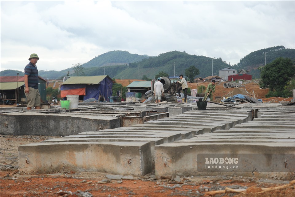 Các đơn vị thi công đang nhanh chóng đẩy nhanh tiến độ giải phóng mặt bằng, hoàn thành khu tái định cư để triển khai xây dựng cảng hàng không Sa Pa. Ảnh: Văn Đức.
