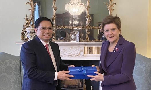Thủ hiến Vùng Scotland Nicola Sturgeon tặng quà lưu niệm Thủ tướng Phạm Minh Chính. Ảnh: TTXVN