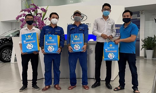 LĐLĐ huyện Hoà Vang (Đà Nẵng) trao túi "An sinh Công đoàn" đến người lao động. Ảnh: Nguyễn Thị Do