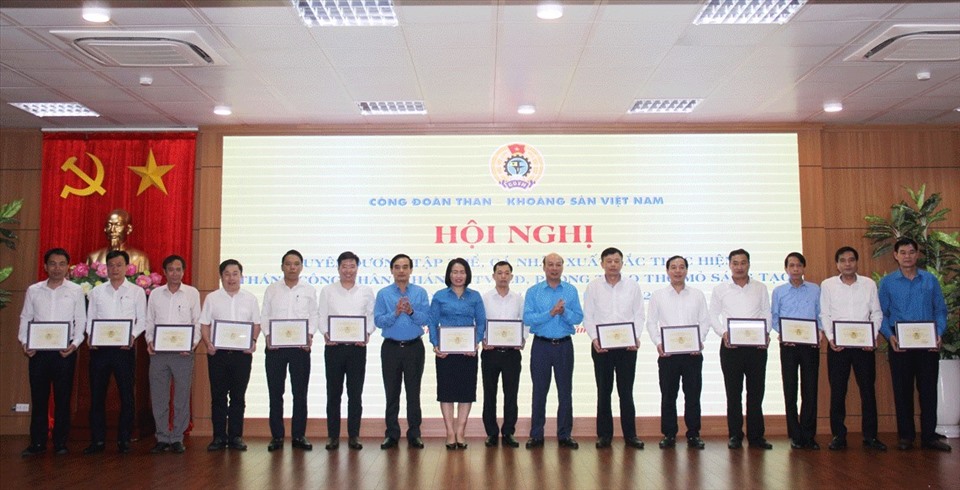 Lãnh đạo tập đoàn và Công đoàn TKV tôn vinh, khen thưởng các tập thể và cá nhân tiêu biểu. Ảnh: Trần Ngọc Duy