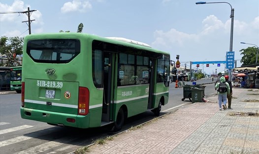 Xe buýt hoạt động ở huyện Cần Giờ hồi tháng 4.2021.  Ảnh: Minh Quân