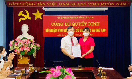 Phó Chủ tịch UBND tỉnh Lào Cai, bà Giàng Thị Dung trao quyết định điều động, bổ nhiệm Phó Giám đốc Sở GDĐT cho ông Nguyễn Minh Thuận. Ảnh: Sở GDĐT Lào Cai