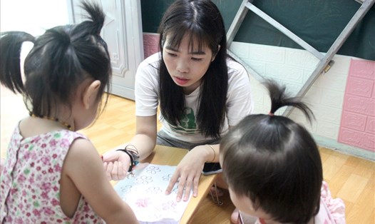Chị Nguyễn Thị Hằng nhận trông trẻ tại nhà. Ảnh: Anh Thư