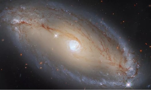 Thiên hà xoắn ốc NGC 5728 qua Kính viễn vọng Không gian Hubble của NASA. Ảnh: ESA