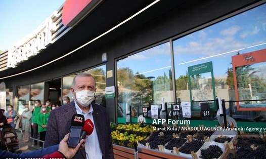 Tổng thống Thổ Nhĩ Kỳ Tayyip Erdogan phát biểu với báo chí khi ông mua sắm tại một siêu thị hợp tác xã tín dụng nông nghiệp ở khu phố Kisikli của Istanbul, Thổ Nhĩ Kỳ vào ngày 3.10.2021. Ảnh: AFP