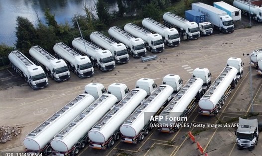 Các xe chở nhiên liệu dự bị của chính phủ đang đậu tại một kho chứa vào ngày 3.10.2021 ở Fenstanton, Anh. Ảnh: AFP