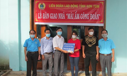 Liên đoàn Lao động tỉnh Kon Tum trao tiền hỗ trợ Mái ấm Công đoàn cho đoàn viên có hoàn cảnh khó khăn. Ảnh: Minh Hòa