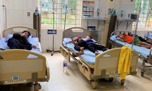 Các bé bị ngộ độc nằm điều trị tại bệnh viện đa khoa huyện Văn Bàn. Ảnh: CTV.