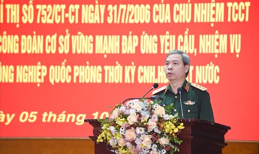 Thượng tướng Đỗ Căn - Phó Chủ nhiệm Tổng cục Chính trị Quân đội nhân dân Việt Nam chỉ đạo Hội nghị. Ảnh: Tài Mẫn