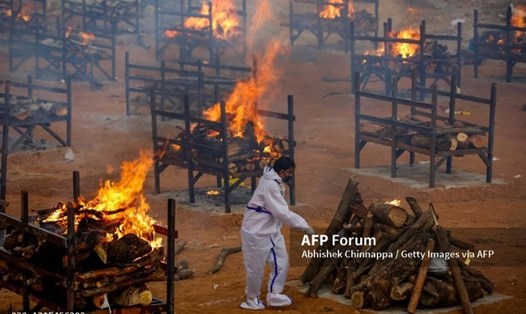 Một khu vực hỏa táng những người tử vong do COVID-19 ở Ấn Độ. Ảnh: AFP