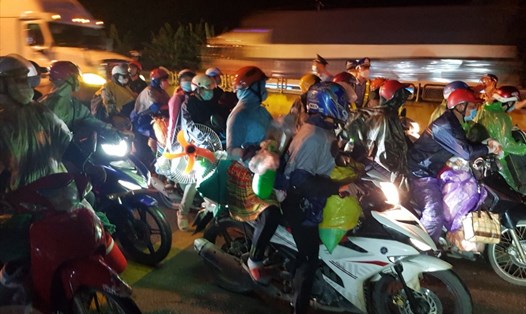 Gần 1.500 công dân từ các tỉnh phía Nam tự phát đi xe máy trở về quê qua địa bàn tỉnh Ninh Bình. Ảnh: NT