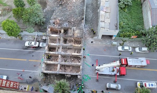 Tòa nhà sập xuống đường ở Đài Loan. Ảnh chụp màn hình