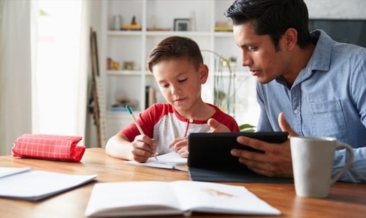 Cha mẹ cần đề ra một số quy định để con có thể hoàn thành việc học online và làm bài tập về nhà. Ảnh: Xinhua