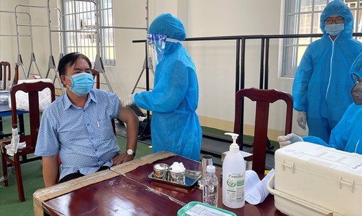 Tiêm vaccine cho người dân trên đảo Phú Quốc. Ảnh: Hoàng Dung
