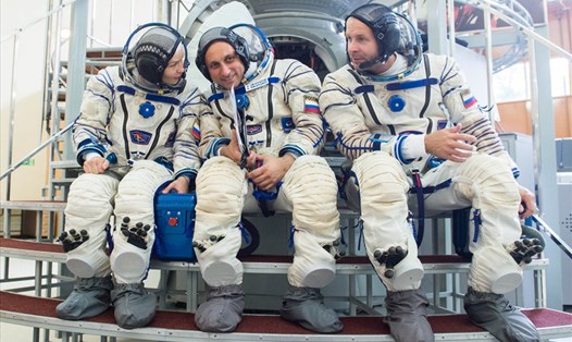 Nữ diễn viên Yulia Peresild (trái), phi hành gia Anton Shkaplerov (giữa) và đạo diễn Klim Shipenko (trái) trước khi bay lên Trạm Vũ trụ Quốc tế ISS. Ảnh: Roscosmos