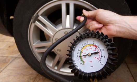 Cách đo áp suất lốp xe ôtô. Ảnh: Carmudi