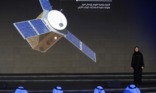 Sarah Amiri, phó giám đốc dự án Sứ mệnh Sao Hỏa của Các Tiểu vương quốc Arab Thống nhất (UAE) trong sự kiện công bố sứ mệnh ở Dubai năm 2015. Ảnh: AFP