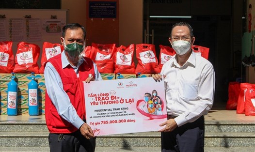 Prudential trao tặng 250 bình ôxy và 1.200 túi an sinh cho các hộ dân khó khăn tại 6 tỉnh thành phía Nam