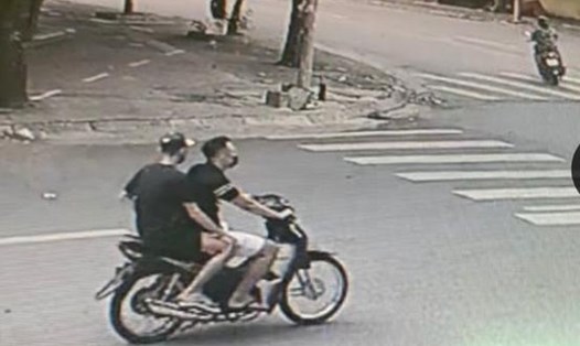 Hình ảnh hai tên cướp gây ra vụ cướp giật dây chuyền ở quận Hà Đông được camera nhà dân ghi lại. Ảnh: CACC