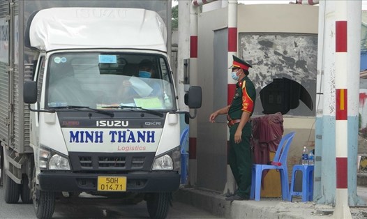Lưu thông liên vùng TPHCM, Đồng Nai chỉ cho vận chuyển bằng phương tiện ôtô đối với người lao động và các chuyên gia. Ảnh: Hà Anh Chiến
