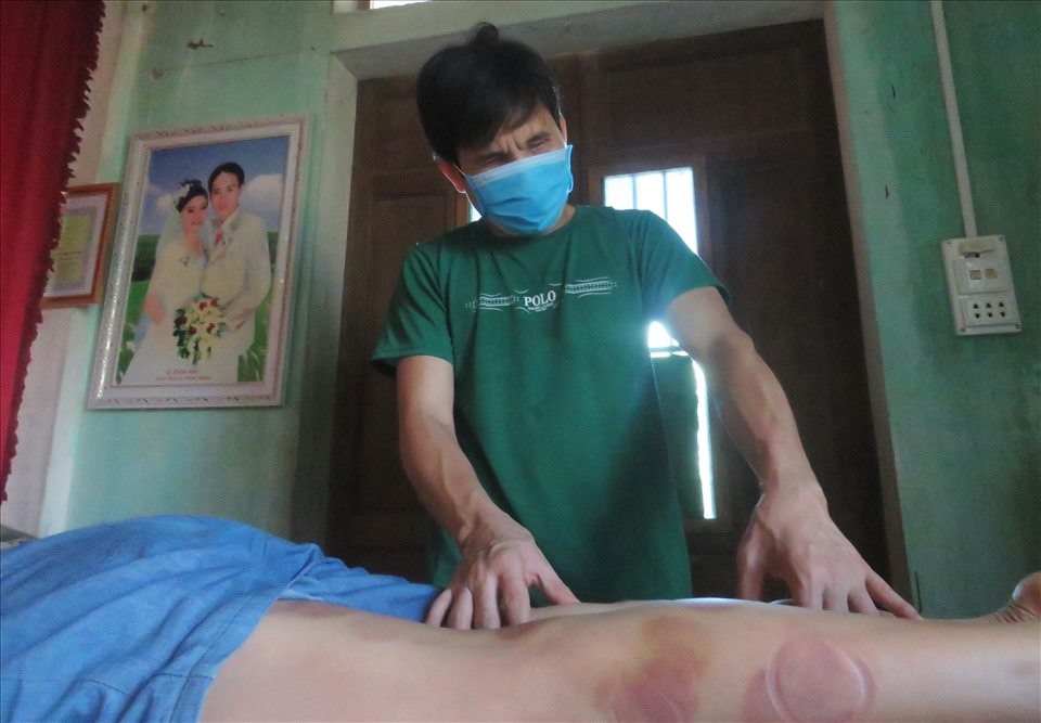 Anh Dũng đang tận tâm xoa bóp, bấm huyệt cho khách hàng. Ảnh: H.L